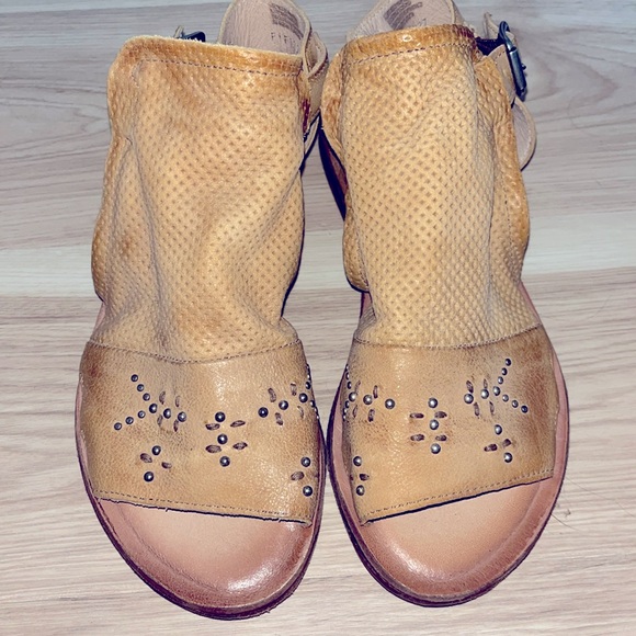 Miz Mooz Fifi Wheat Leather Gladiator Sandal size 7 or 37 NWOT - Picture 2 of 3